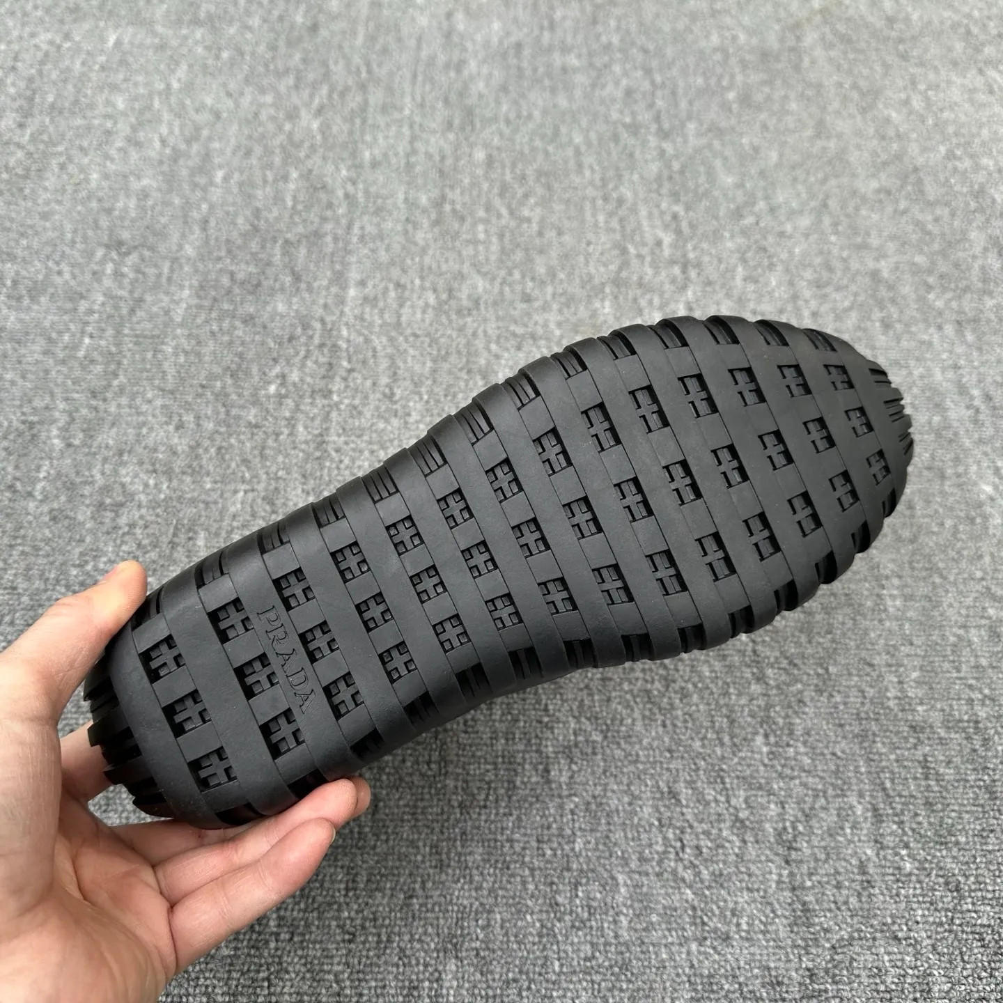 💰880 Prada/Prada’s new men’s spliced ​​casual sports boots! The shoe's exquisite stitching outlines a unique geometric texture, and contemporary lines and details reinterpret the classic sports style. The upper is made of ultra-official material, and the lining is full cowhide. It is lightweight, breathable, practical and versatile. The tongue is decorated with the Prada Milano logo, and the logo print is embellished with the laces. It is paired with a 2.5cm two-color rubber sole to create a comfortable wearing experience. Comes with full set of original packaging dust bag! Size: 39-40-41-42-43-44 (45 customized) standard leather shoe size Item number: 41274651